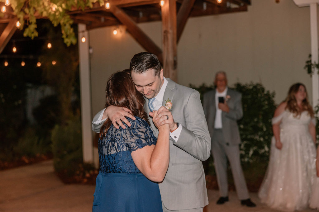 groom and mothers first dance