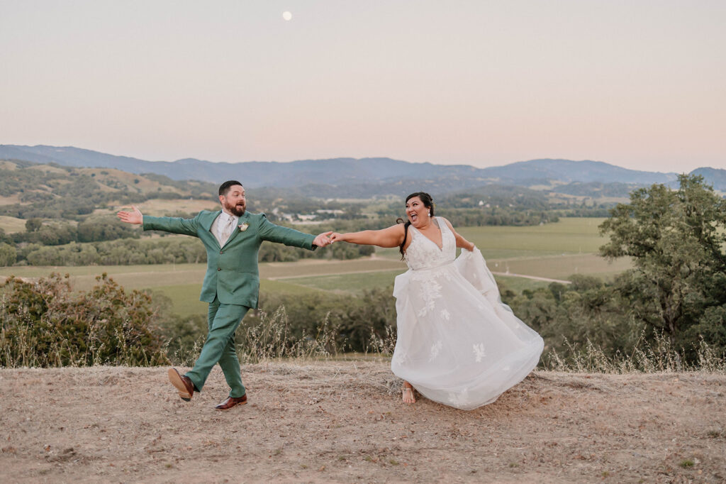 Bride and groom pictures at Saracina Vineyards in California Mendocino County