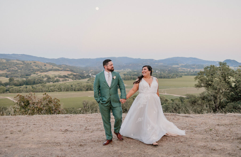 Bride and groom pictures at Saracina Vineyards in California Mendocino County